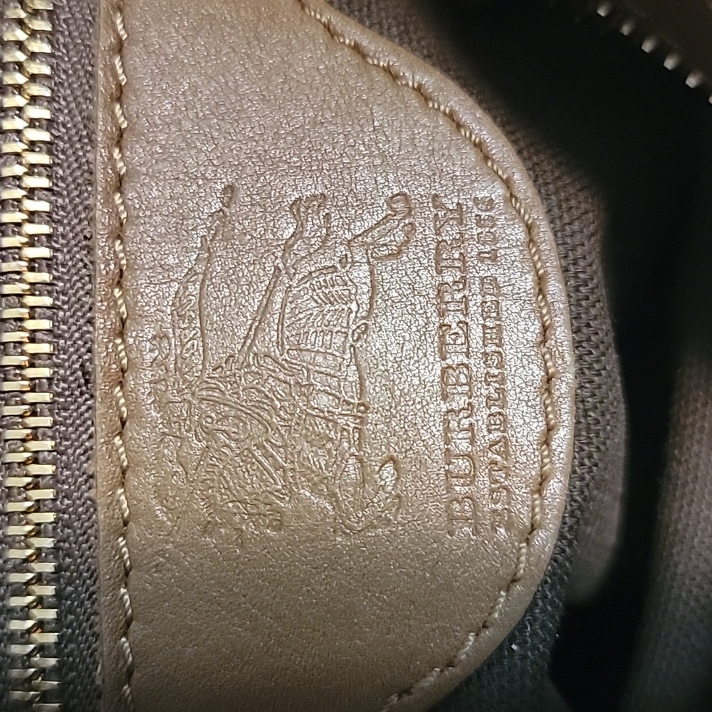 Indulge in Timeless Elegance:Your Unique Journey with a Pre-Loved Burberry Purse - Picture 4 of 4